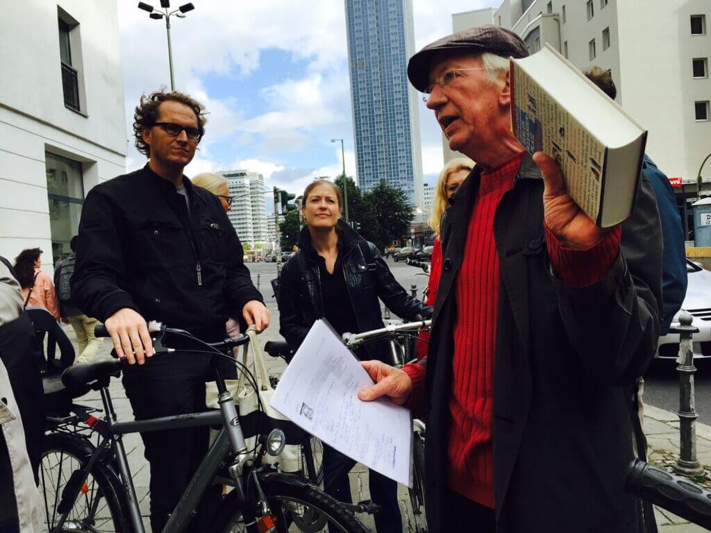 Antoine geeft een tour in Berlijn