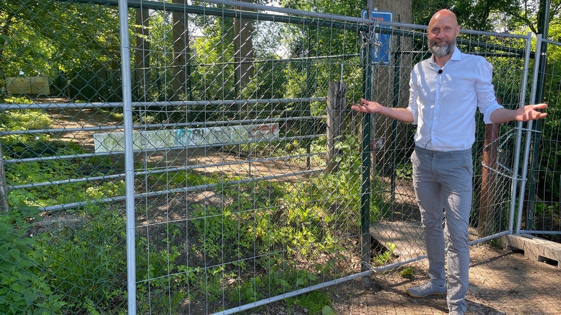 Omwonende Marcel van den Elst bij het hek dat het pad afsluit (foto: Ulrike Nagel)