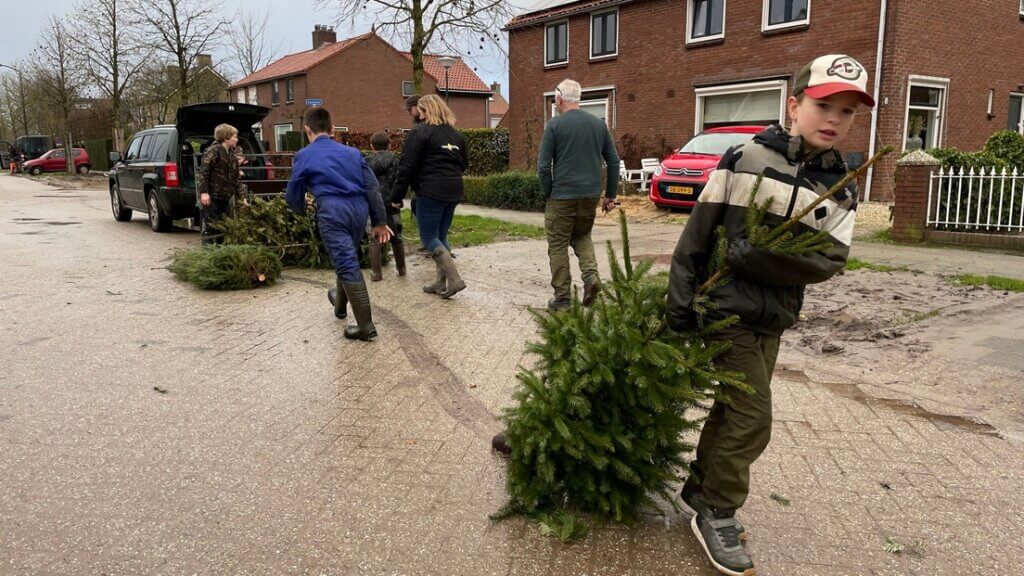 Item Ulrike Nagel over de kerstboom snipperdag in Langbroek