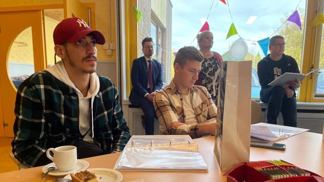 Ibrahim (l) en Bart (r) tekenen het huurcontract