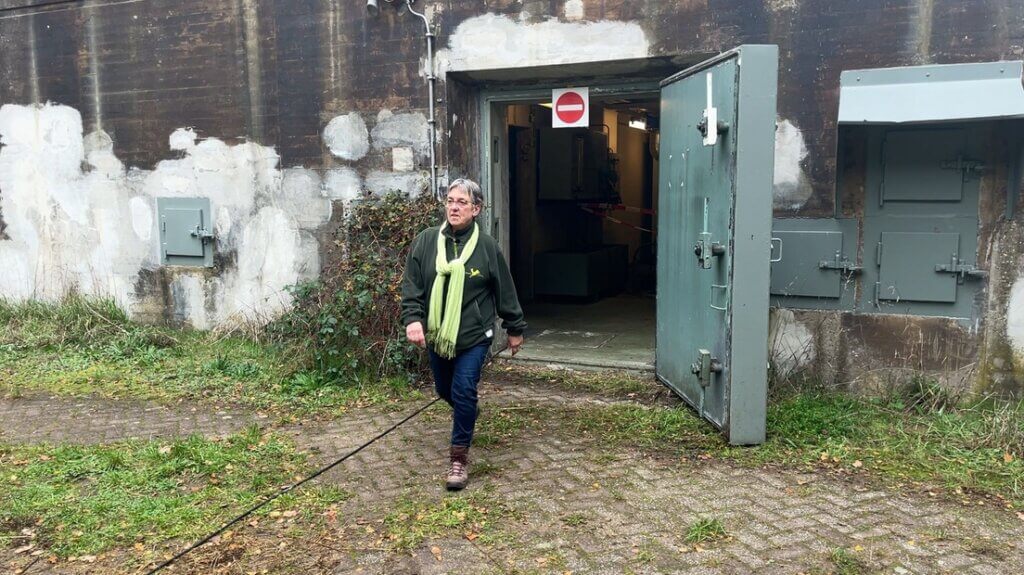 Gids Karen van Leeuwen bij de NBC bunker op de vliegbasis Soesterberg
