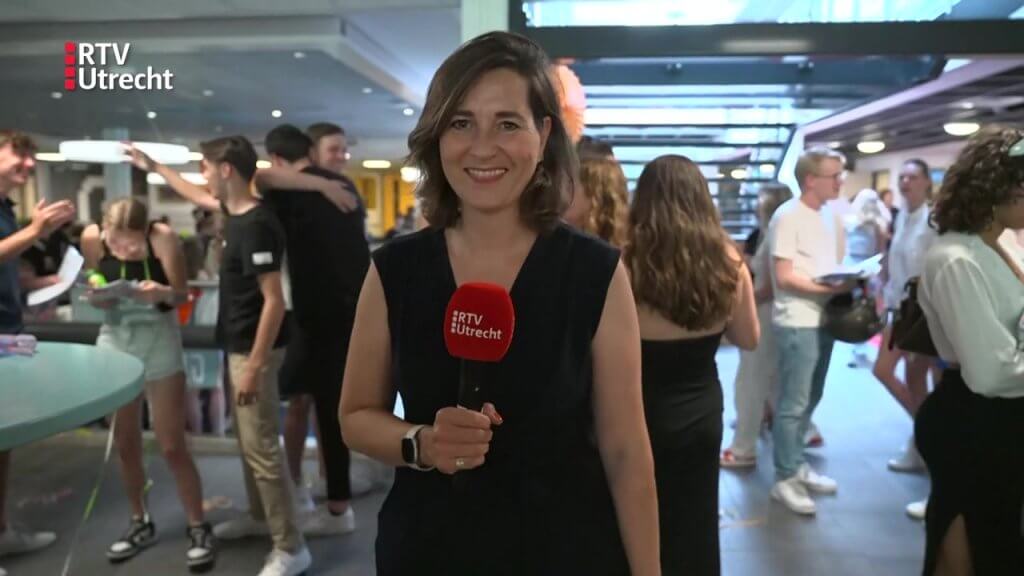 Ulrike Nagel voor RTV Utrecht bij het Calscollege in Nieuwegein