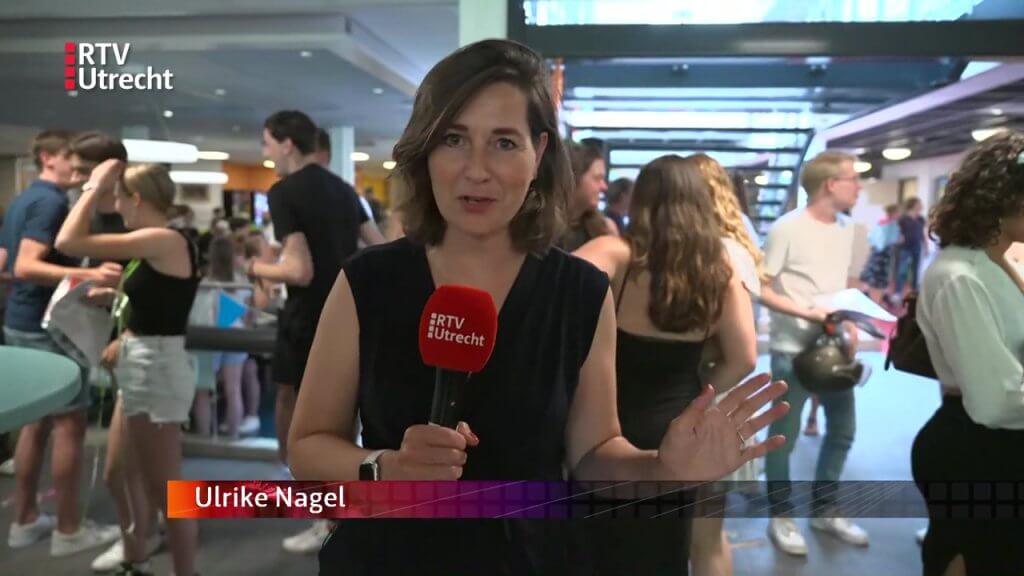 Ulrike Nagel voor RTV Utrecht bij het Calscollege in Nieuwegein