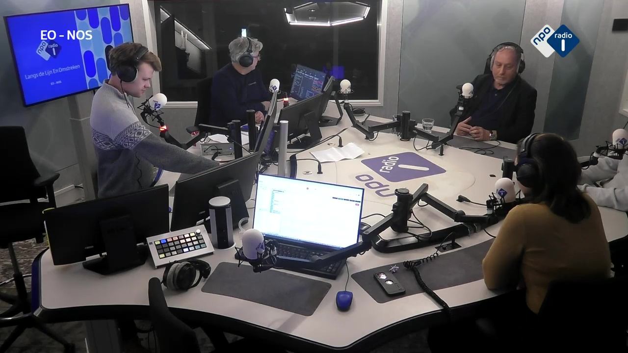 Ulrike Nagel in de Radio-1-Studio met Wierd Duk, René Cuperus, Jan Willem Wesselink en Robbert Meeder.