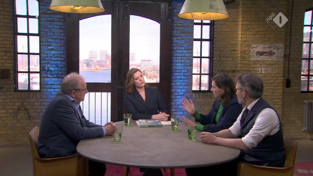 Ulrike Nagel aan tafel in Buitenhof in gesprek met Otto Fricke en Hubert Smeets.