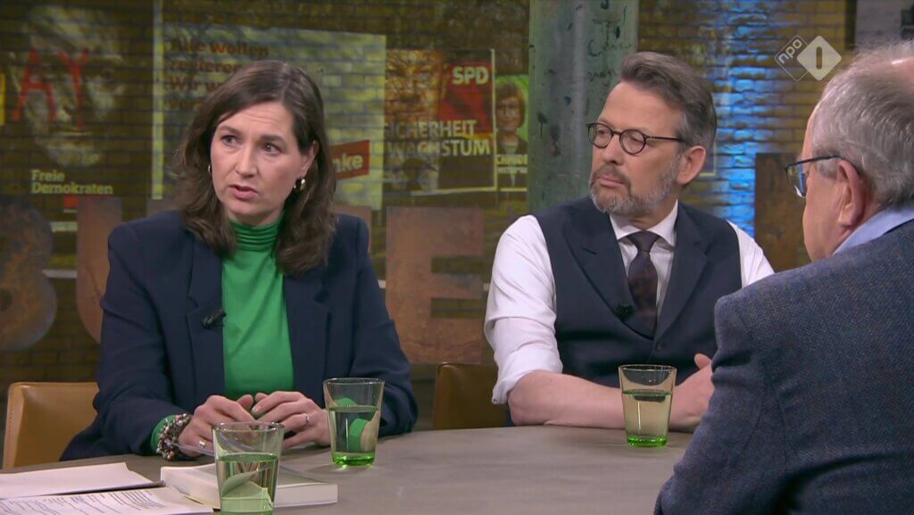 Ulrike Nagel aan tafel in Buitenhof in gesprek met Otto Fricke en Hubert Smeets.