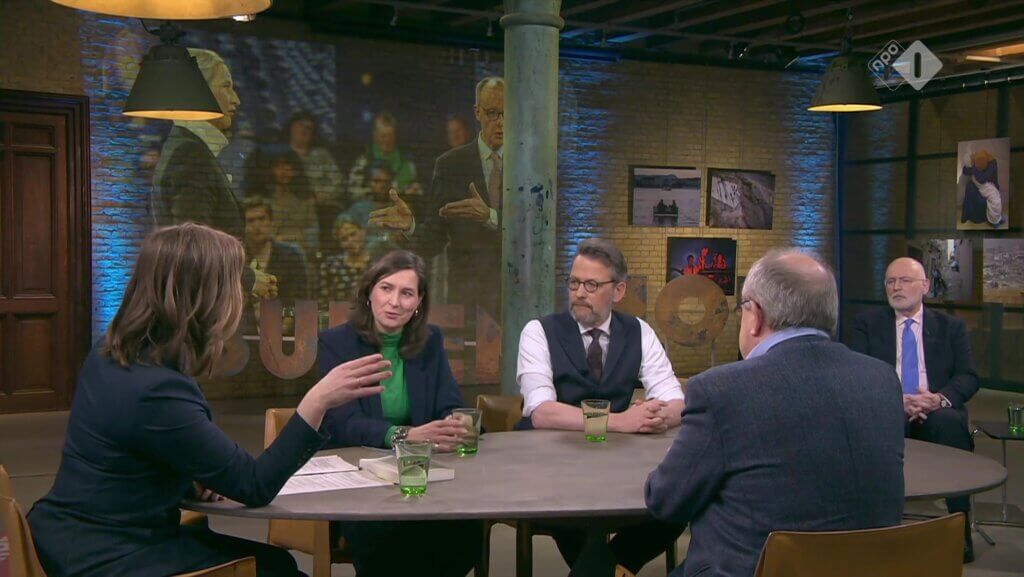 Ulrike Nagel aan tafel in Buitenhof in gesprek met Otto Fricke en Hubert Smeets.