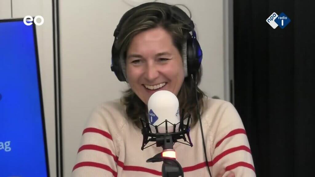 Ulrike op Radio 1 in "Dit is de Dag" met Tijs van den Brink over Merz die te weinig stemmen had om Bondskanselier te worden.