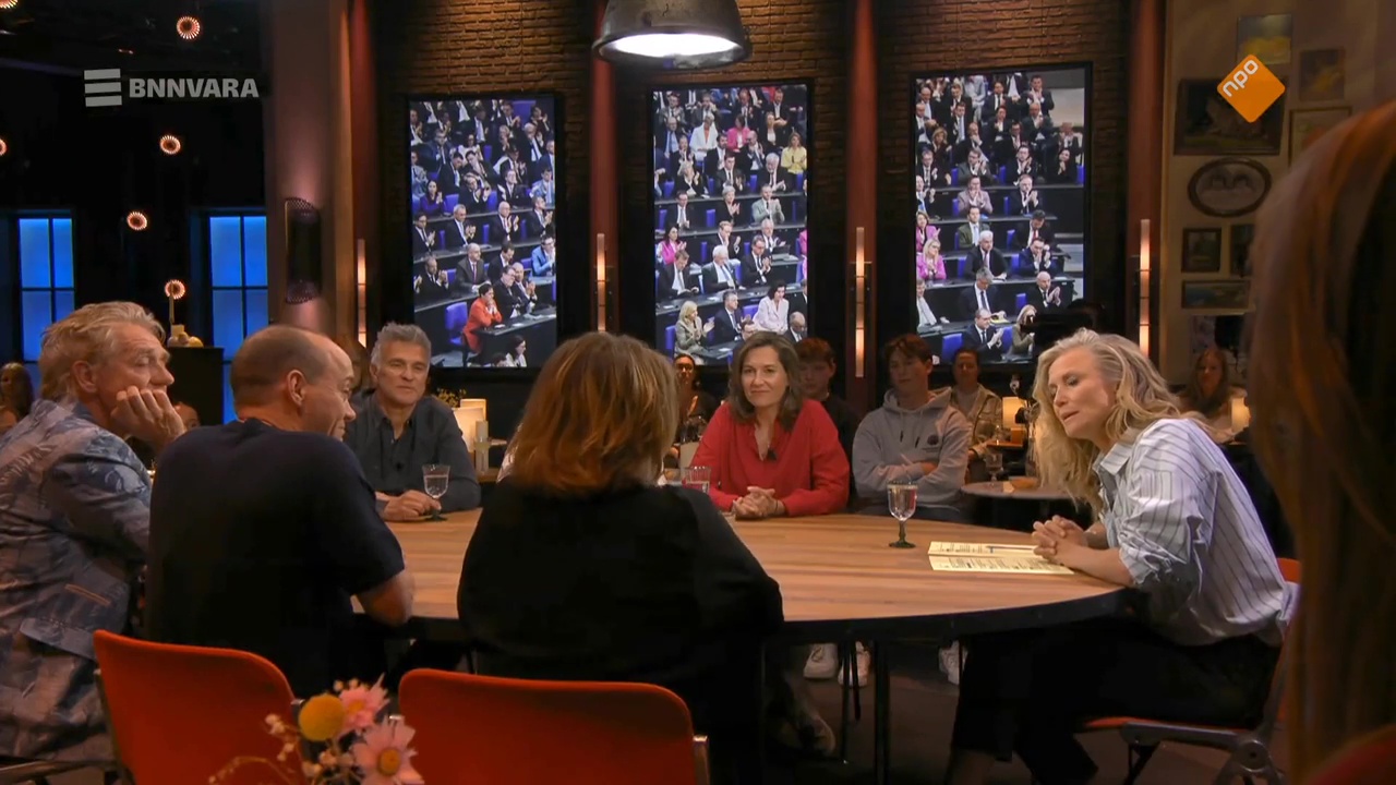 Ulrike Nagel was te gast aan tafel bij Bar Laat en praat met Annette Birschel en Sophie Hilbrand over de historische stemmingen vandaag in de Duitse bondsdag.