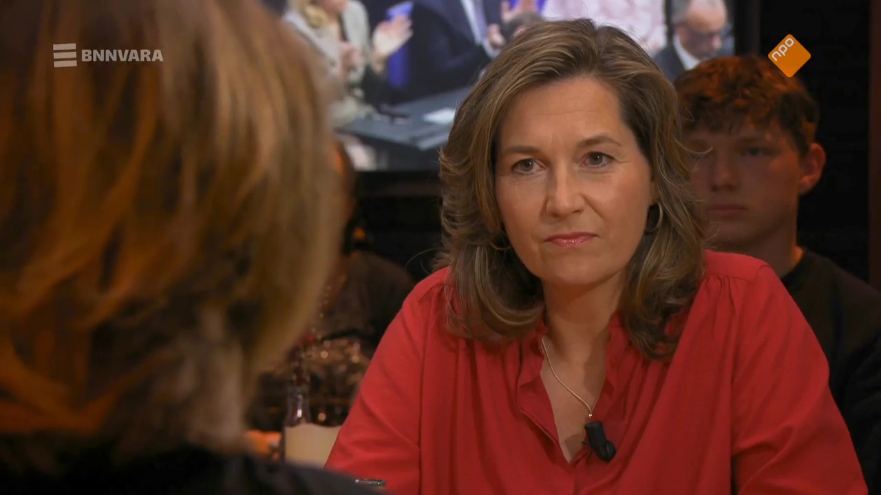 Ulrike Nagel was te gast aan tafel bij Bar Laat en praat met Annette Birschel en Sophie Hilbrand over de historische stemmingen vandaag in de Duitse bondsdag.
