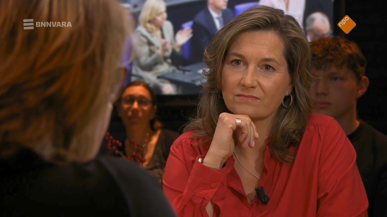 Ulrike Nagel was te gast aan tafel bij Bar Laat en praat met Annette Birschel en Sophie Hilbrand over de historische stemmingen vandaag in de Duitse bondsdag.