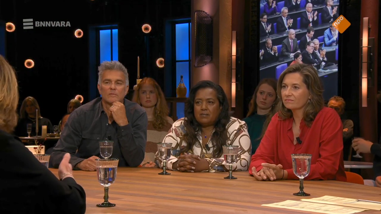 Ulrike Nagel was te gast aan tafel bij Bar Laat en praat met Annette Birschel en Sophie Hilbrand over de historische stemmingen vandaag in de Duitse bondsdag.