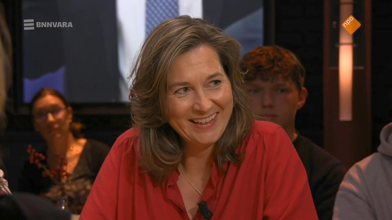 Ulrike Nagel was te gast aan tafel bij Bar Laat en praat met Annette Birschel en Sophie Hilbrand over de historische stemmingen vandaag in de Duitse bondsdag.