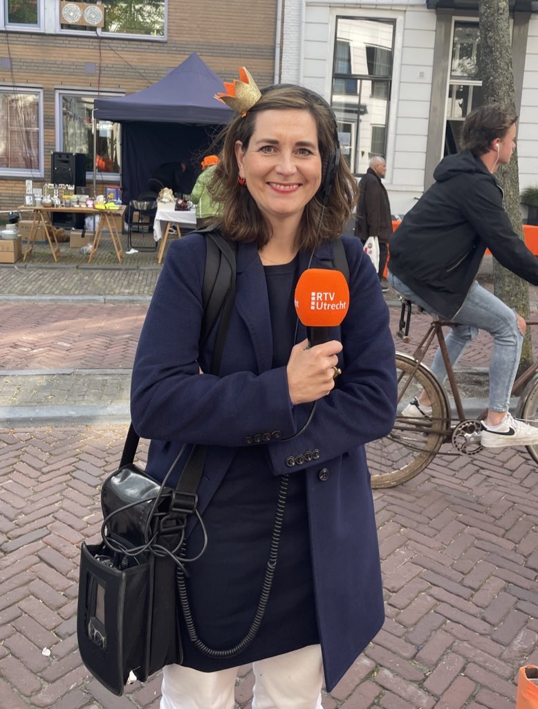 Ulrike Nagel als verslaggever voor RTV Utrcht op de vrijmarkt