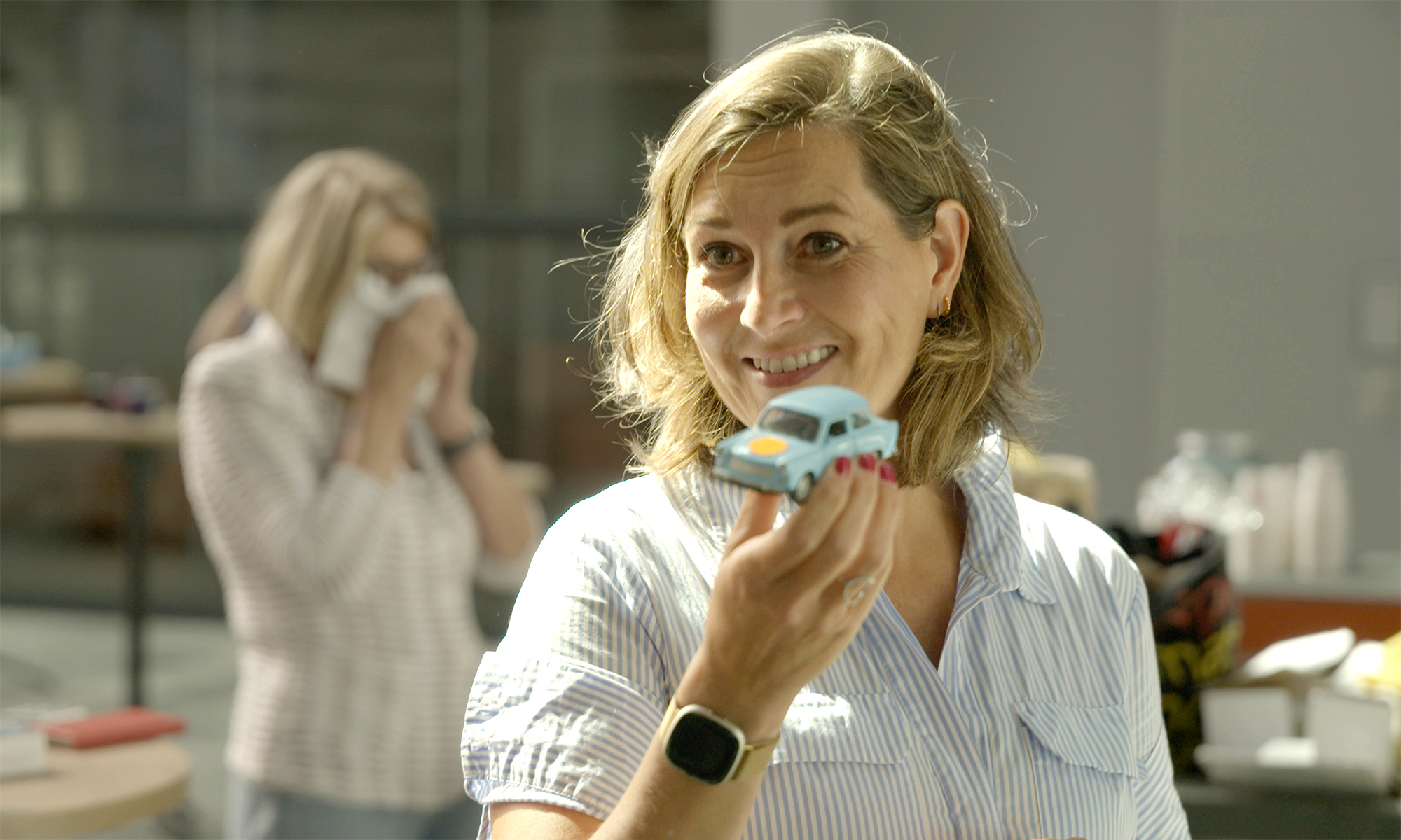 Ulrike Nagel met een kleine Trabant in het museum Beeld en Geluid Hilversum